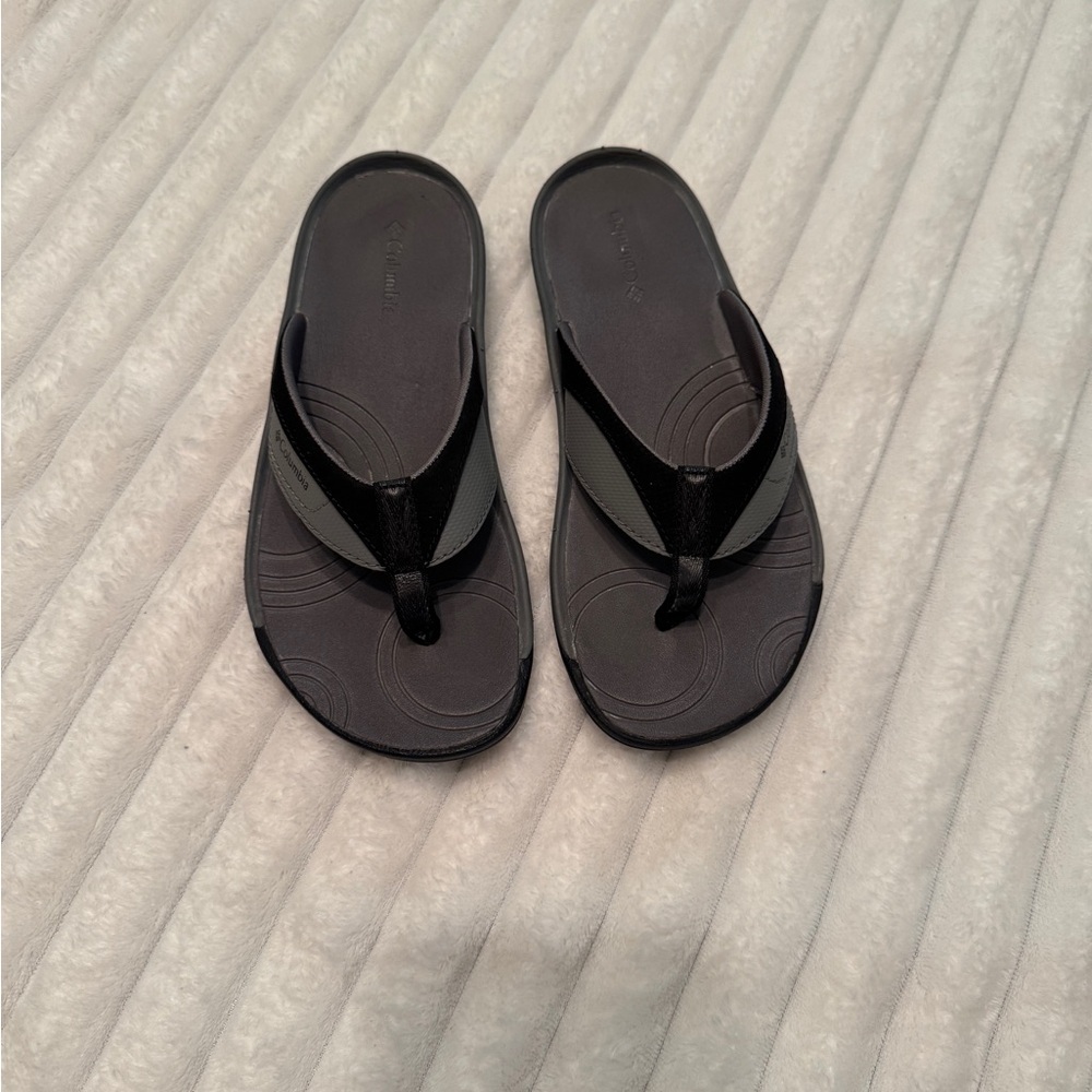 Columbia Black and Gray Kids Flip Flops Size 3